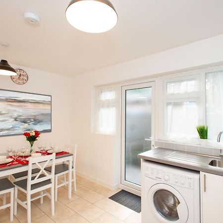 Stunning Four Bedroom House Close To Excel, O2 & Central London With Free Parking Екстериор снимка