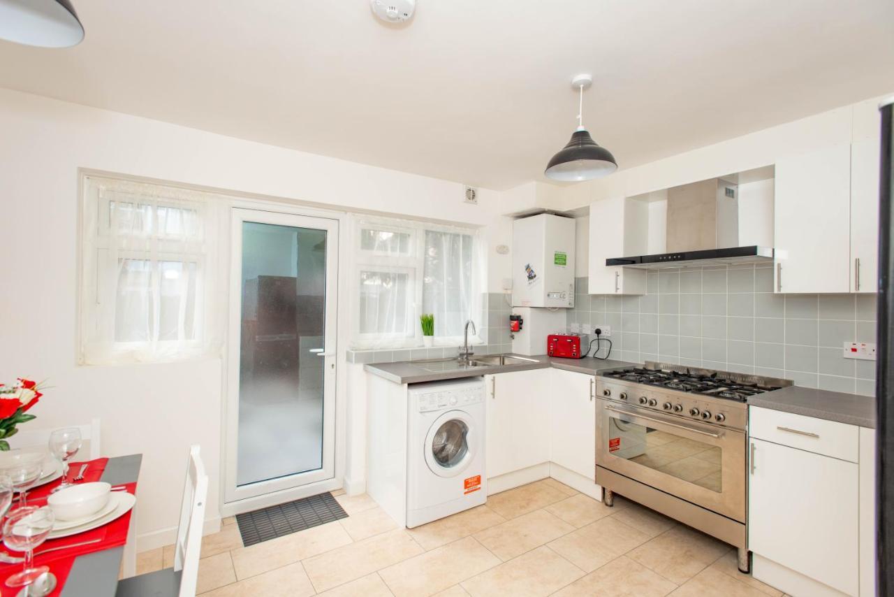Stunning Four Bedroom House Close To Excel, O2 & Central London With Free Parking Екстериор снимка
